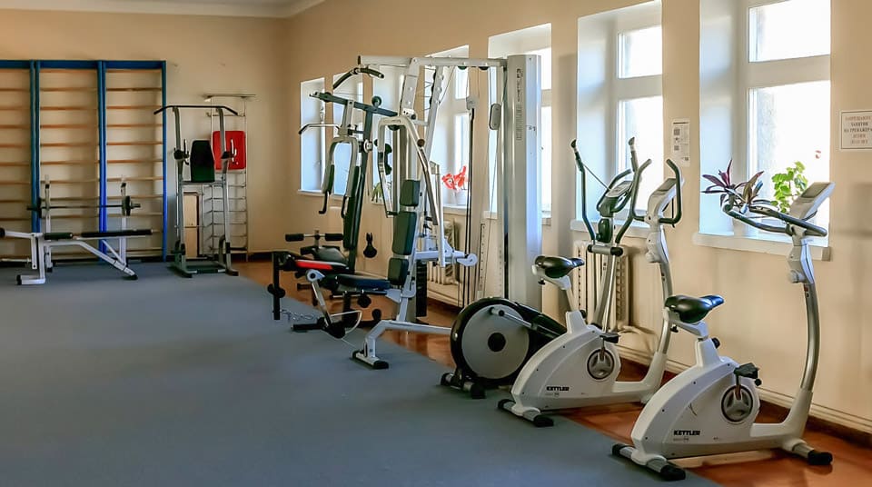 Тренажеры в зале лечебной физкультуры санатория Джинал в Кисловодске 