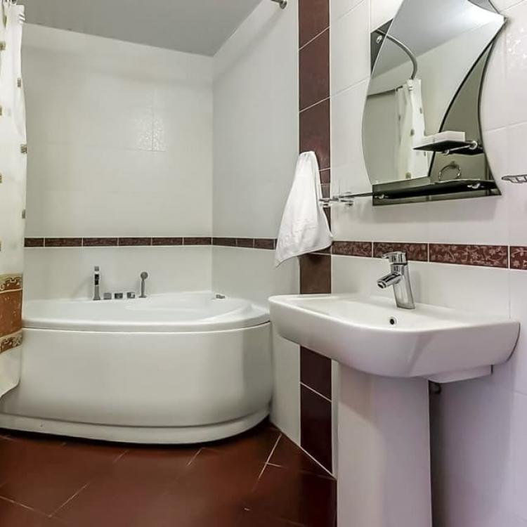 Ванная комната номера 2 местный 2 комнатный Дабл «Премиум» 609 санатория Джинал в Кисловодске